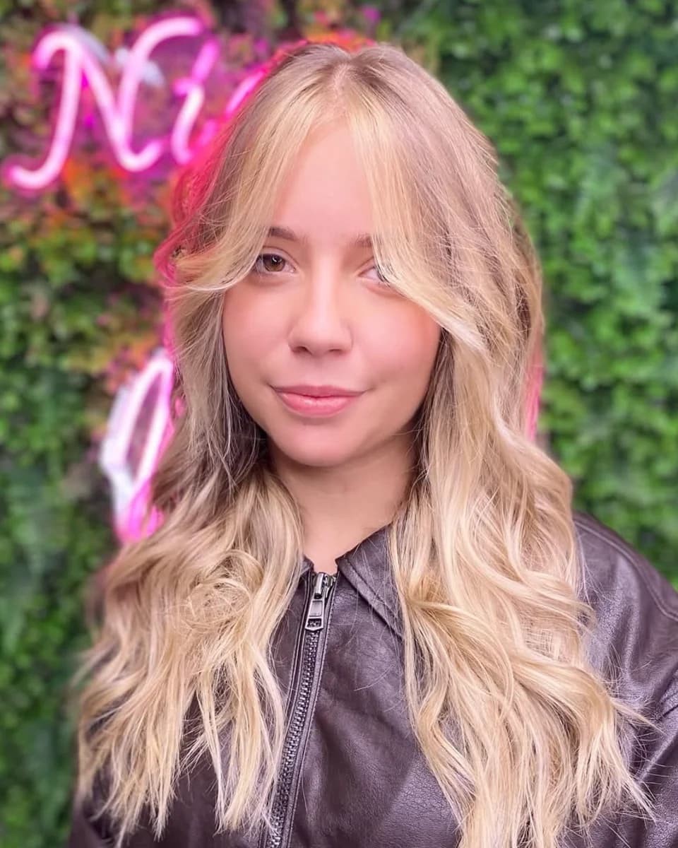 Cabelo loiro ondulado, fotografado na NiceNails