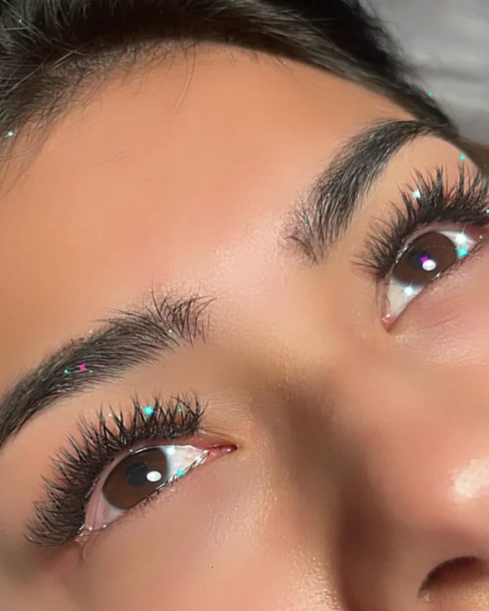 Detalhe de pestanas e sobrancelhas, da galeria NiceNails