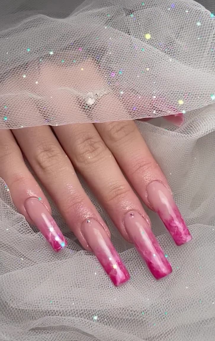 Unhas com pontas rosa e decoração brilhante feitas na NiceNails
