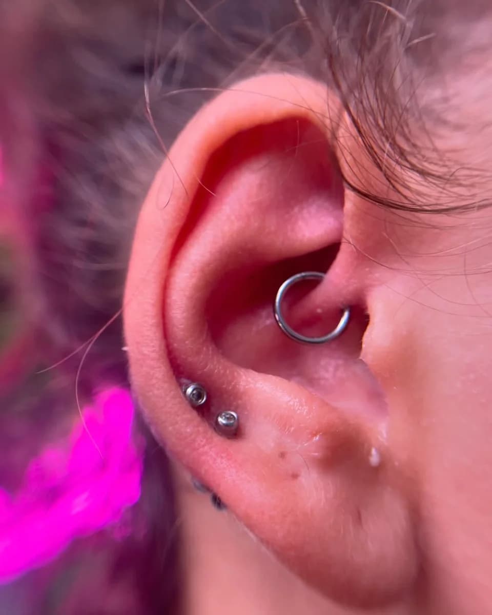 Detalhe de piercings na orelha, da galeria NiceNails